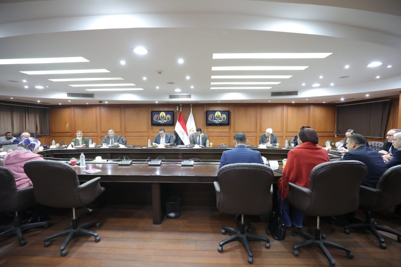 وزارة التعليم العالي تبحث استضافة مصر لبطولة العالم للجامعات للإسكواش 