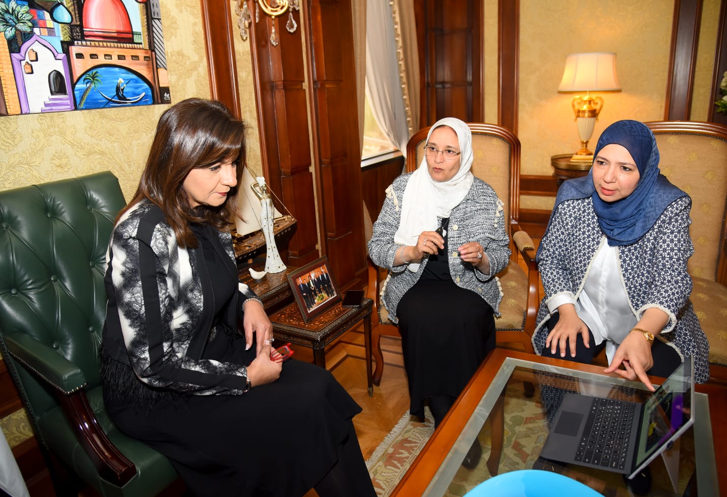وزيرة الهجرة تبحث ترتيبات إطلاق المرحلة الثانية من التطبيق الإلكتروني لـ "اتكلم عربي"