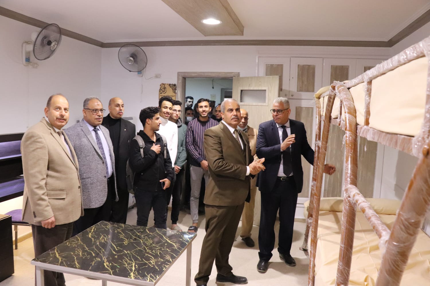 رئيس جامعة الأزهر يشيد بنموذج الغرف بالمدينة الجامعية للطلاب