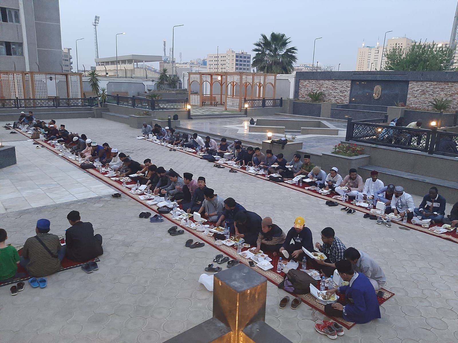 رئيس مركز تطوير الوافدين تشارك طلاب مدرسة الإمام الطيب إفطار رمضان