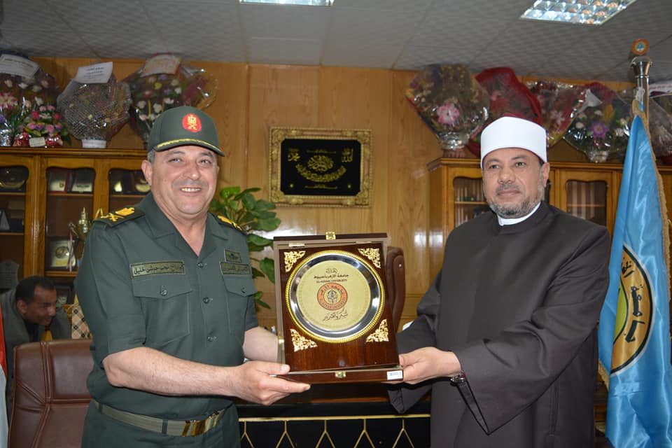 قائد المنطقة الجنوبية العسكرية يهنئ نائب رئيس جامعة الأزهر بحلول عيد الفطر المبارك