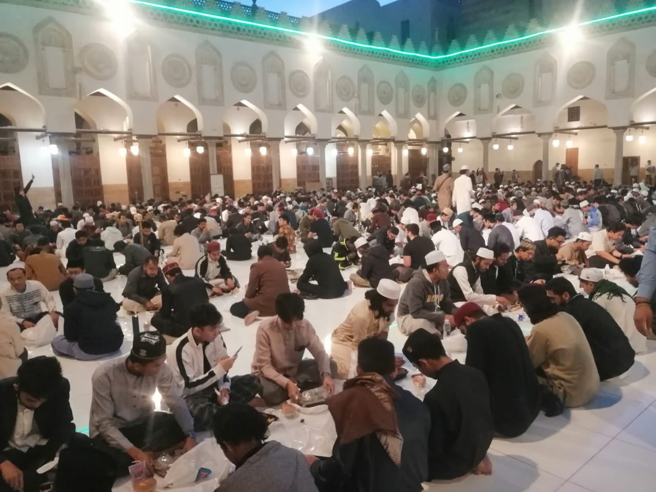 وكيل الأزهر يشارك في إفطار جماعي لألف طالب وافد بالجامع الأزهر