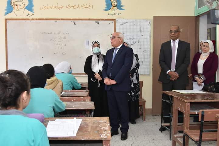 محافظ بورسعيد يعلن نجاح تجربة امتحانات البابل شيت لطلاب الإعدادية