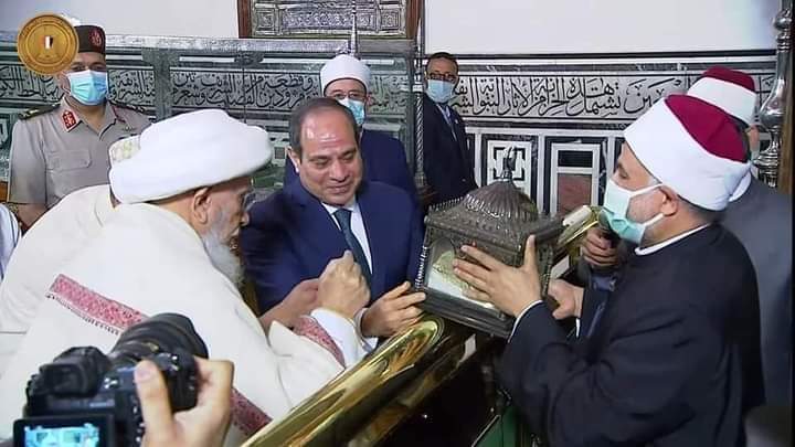 الرئيس السيسي يشاهد مكحلة وقميص وسيف النبي في افتتاح مسجد الحسين