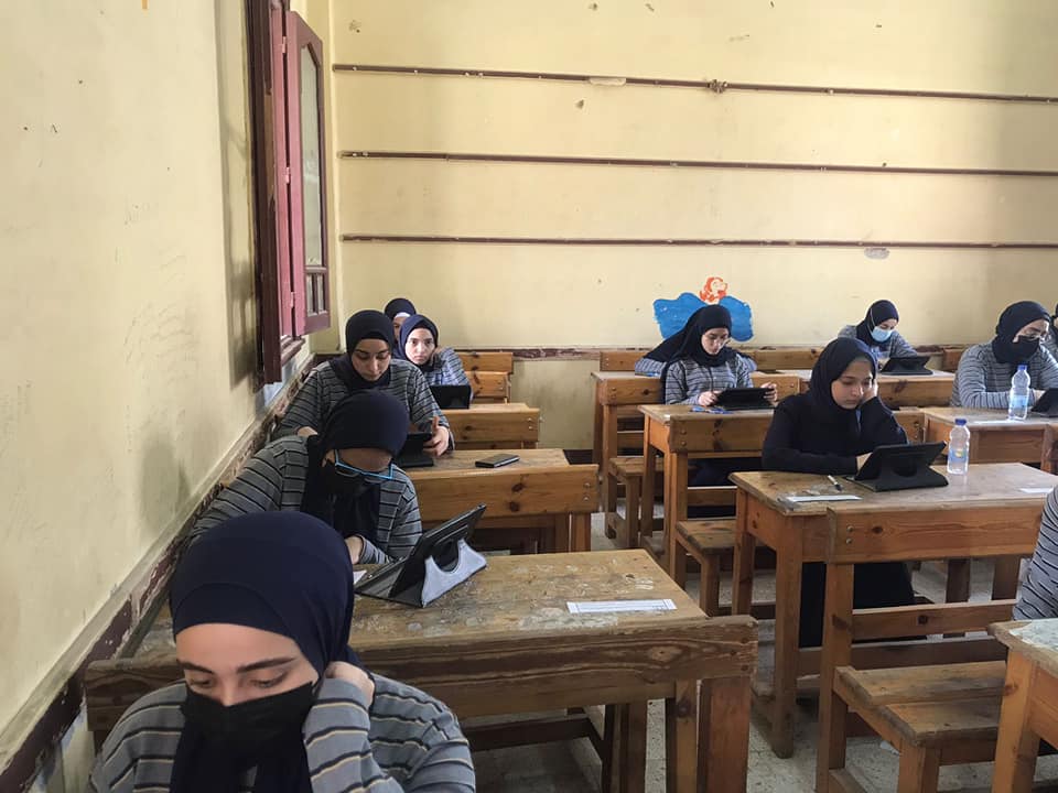أمهات مصر: امتحان الأحياء صعب ويحتاج تركيز وتباين الآراء حول الفلسفة 