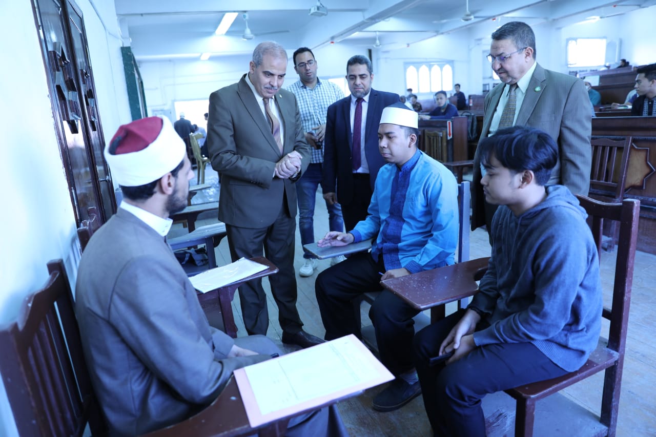رئيس جامعة الأزهر يتفقد لجان الامتحانات الشفهية بكلية أصول الدين بالدراسة