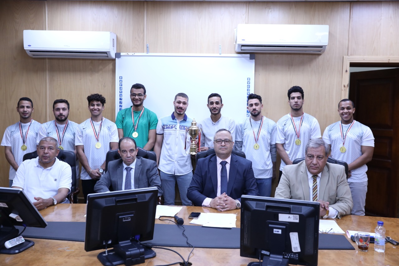 مجلس كلية الطب بالأزهر يكرم طلابه الفائزين بكأس الجامعة للعام 2022