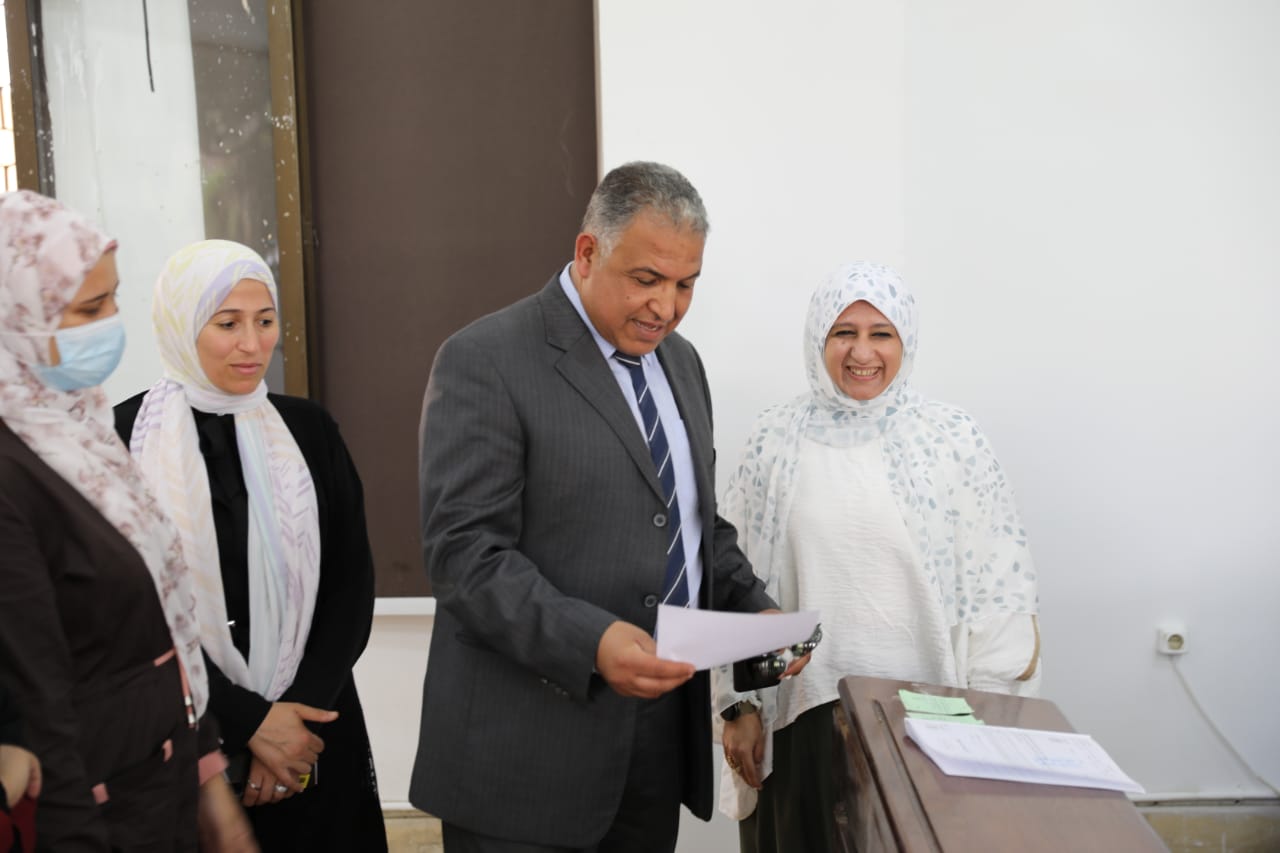 نائب رئيس جامعة الأزهر يتفقد لجان امتحانات طب الأسنان بنات