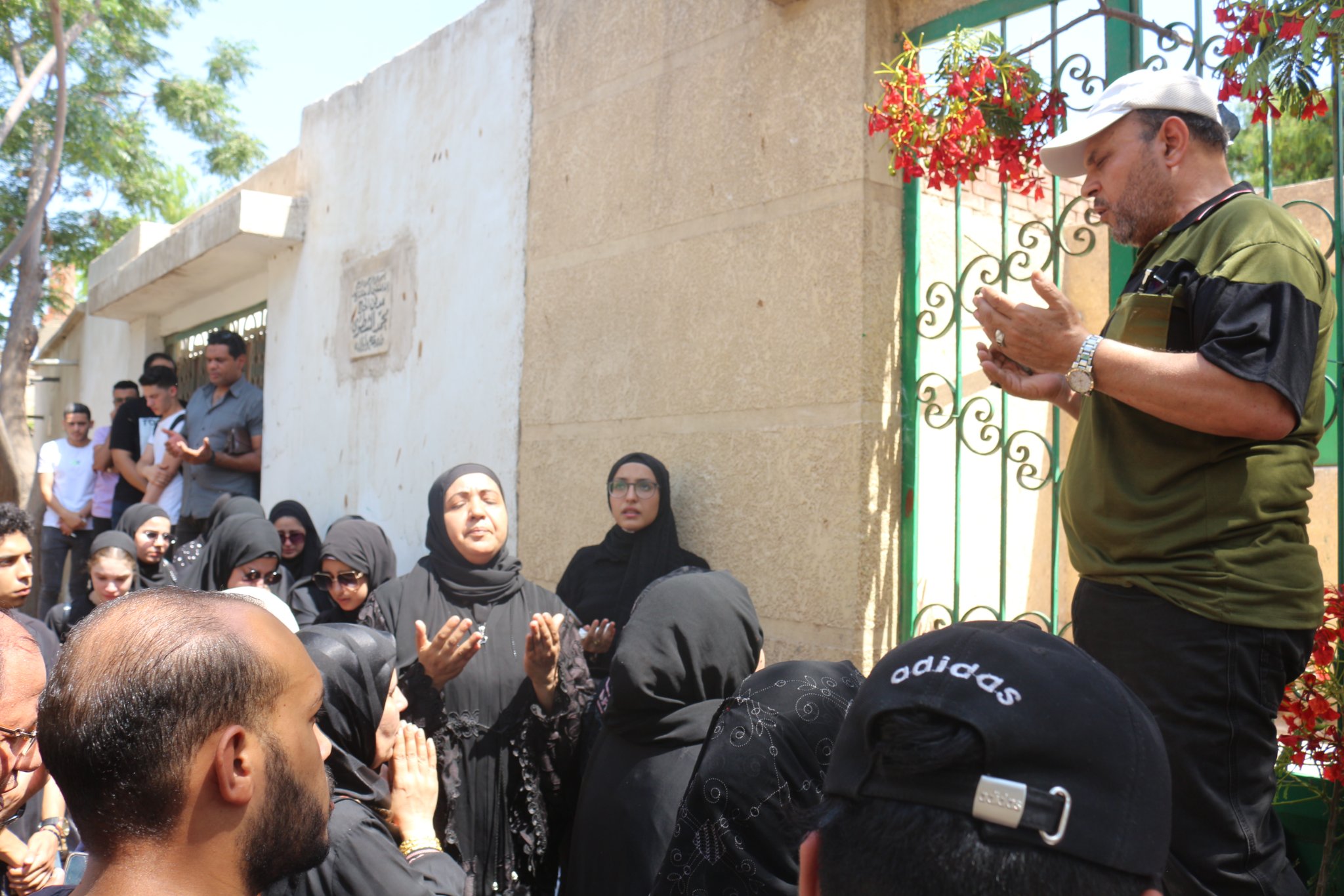 زملاء الطالبة نيرة أشرف يزورون قبرها 