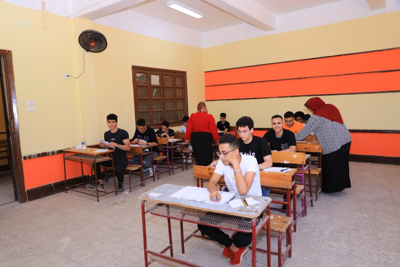 طلاب مدارس المكفوفين يؤدون امتحان اللغة العربية (ورقة أولى)
