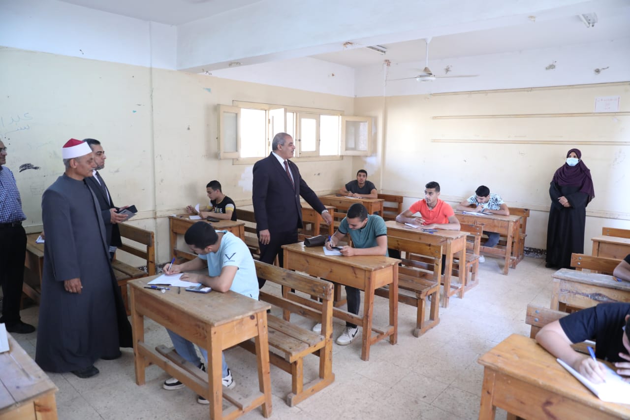رئيس جامعة الأزهر يتفقد لجنة امتحانات الثانوية الأزهرية 2022 بمحافظة المنوفية