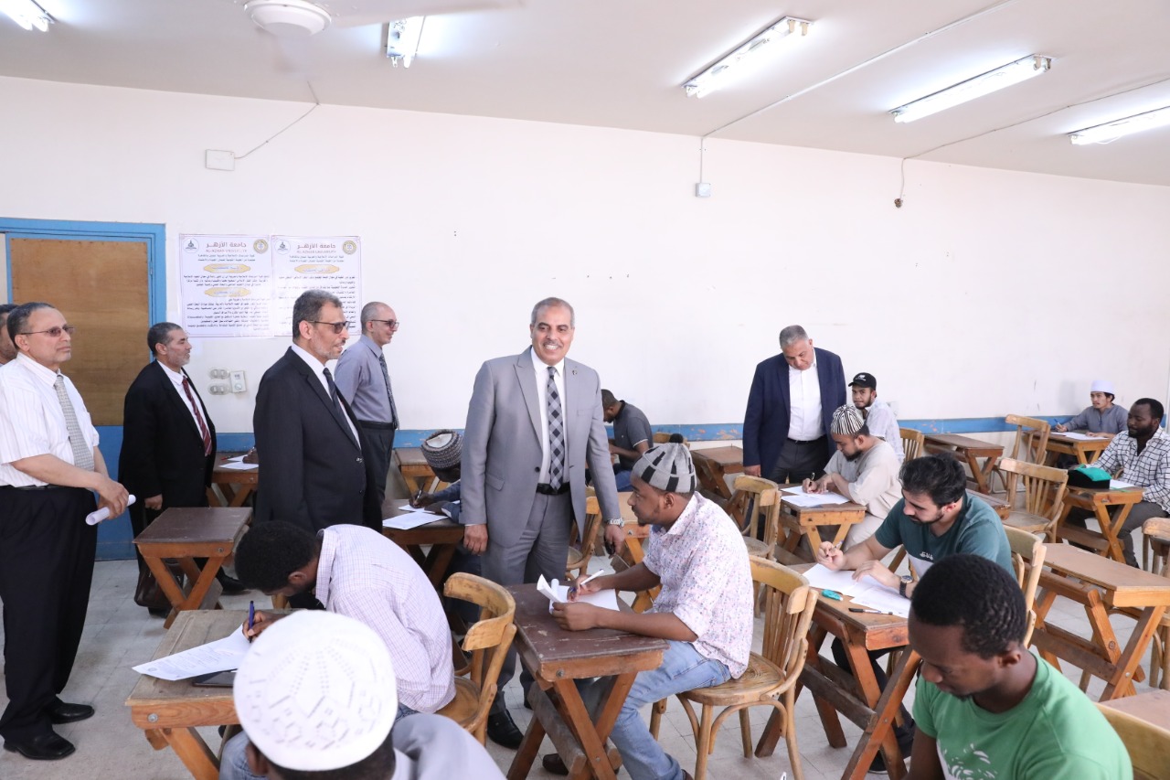 رئيس جامعة الأزهر يتفقد امتحانات كلية الدراسات الإسلامية والعربية 