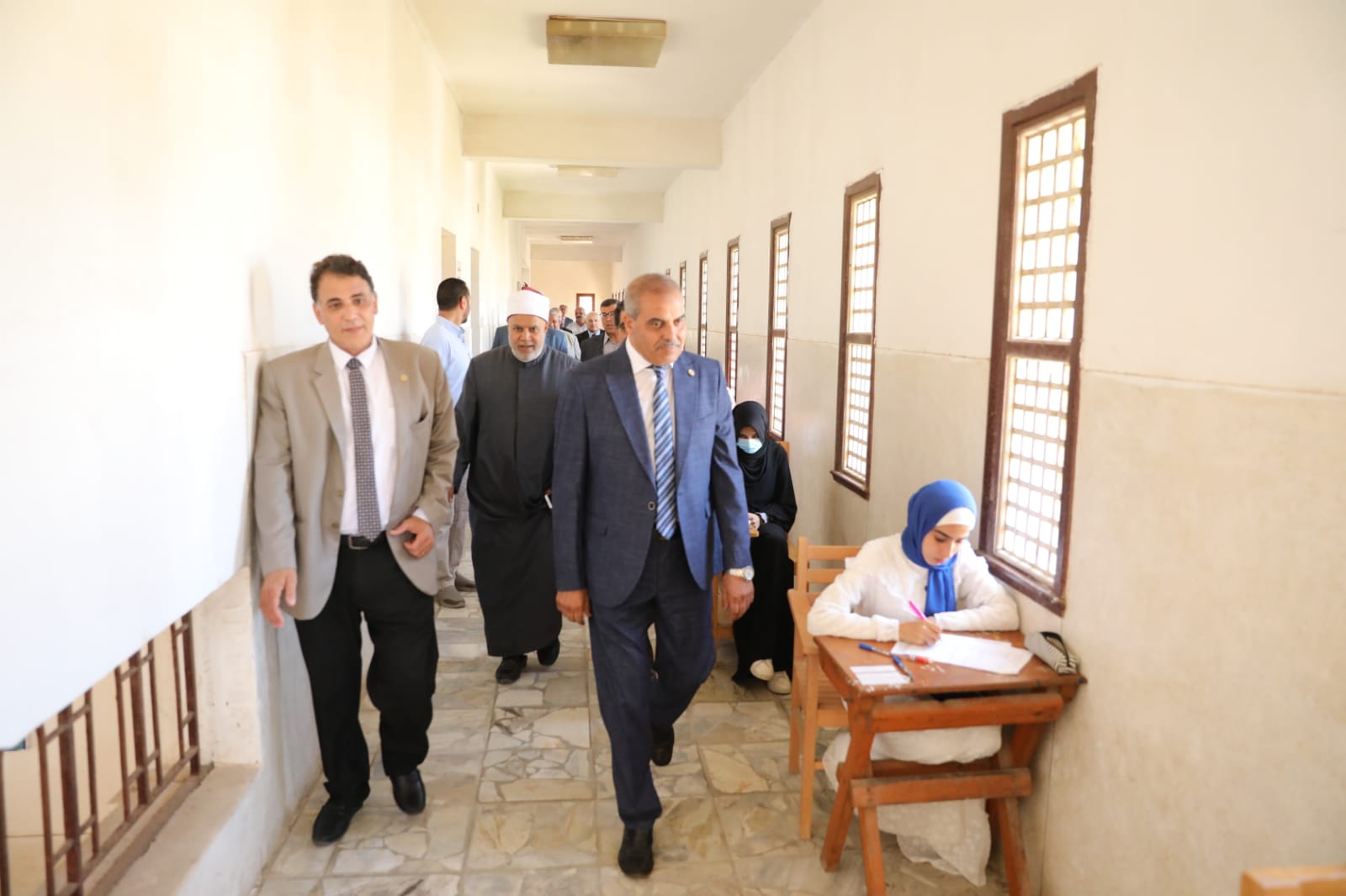 رئيس جامعة الأزهر يتفقد لجان امتحانات كلية طب بنات الأزهر بدمياط