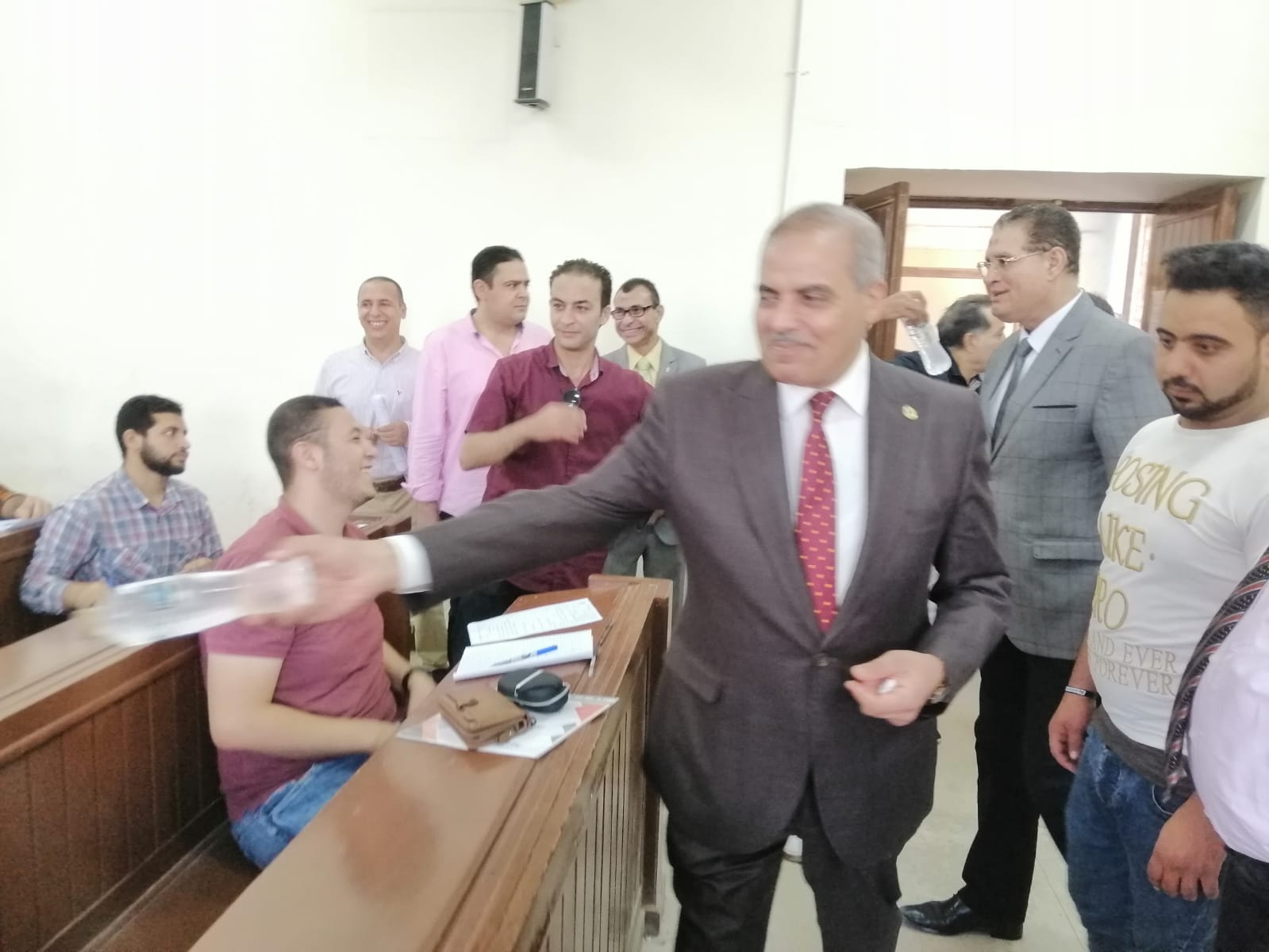 رئيس جامعة الأزهر يتفقد لجان امتحانات كلية الزراعة ويوزع الماء المثلج على الطلاب