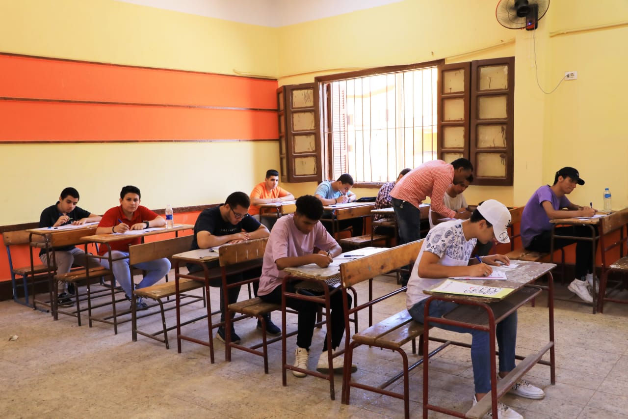 طلاب الثانوية العامة يؤدون امتحان التربية الدينية «صور»