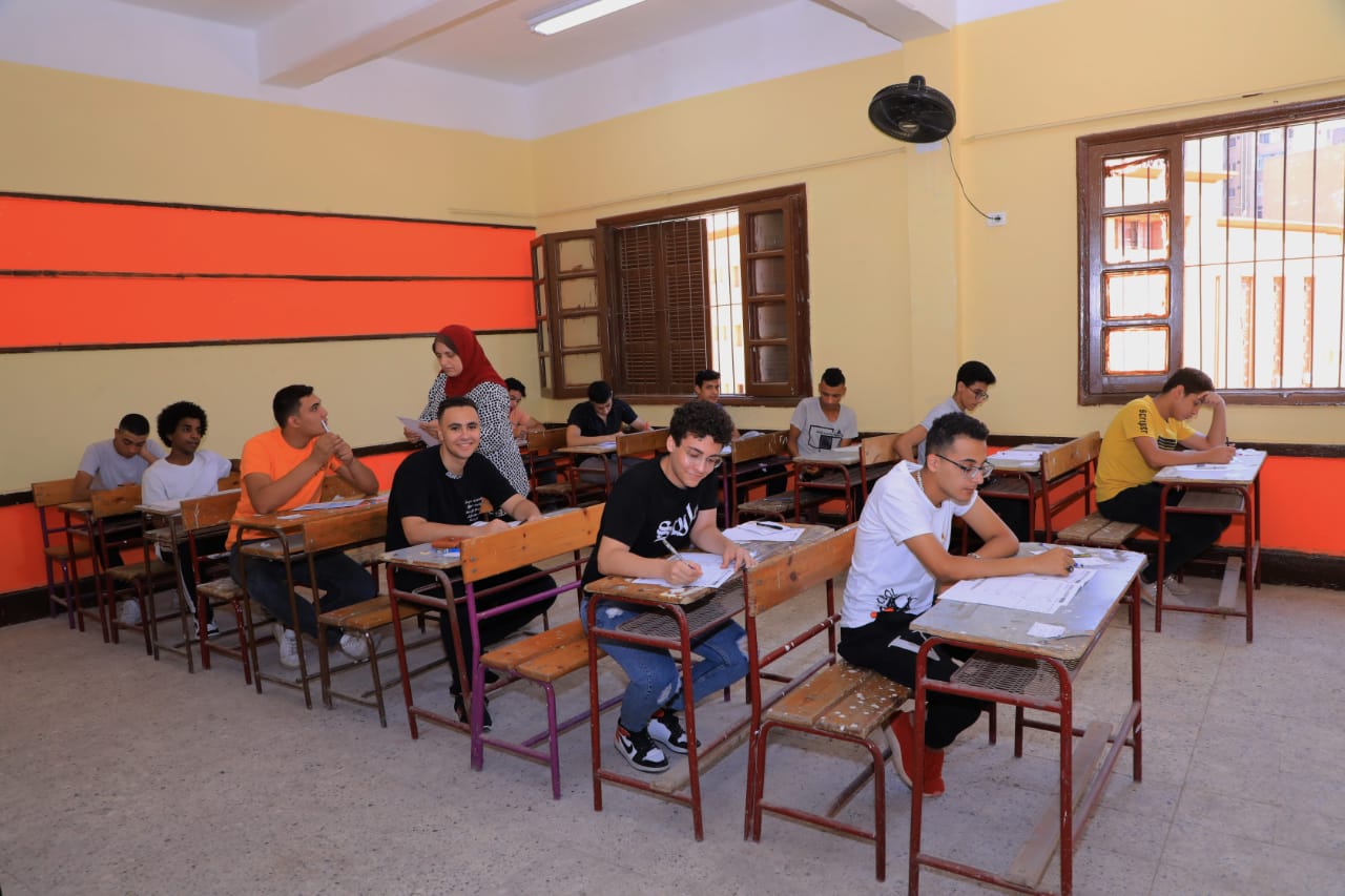 «التعليم» تضبط طالبة التي نشرت امتحان الإقتصاد على الإنترنت