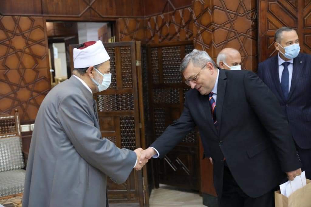 سفير جمهورية أرمينيا بالقاهرة يهنئ الإمام الأكبر بعيد الأضحى المبارك