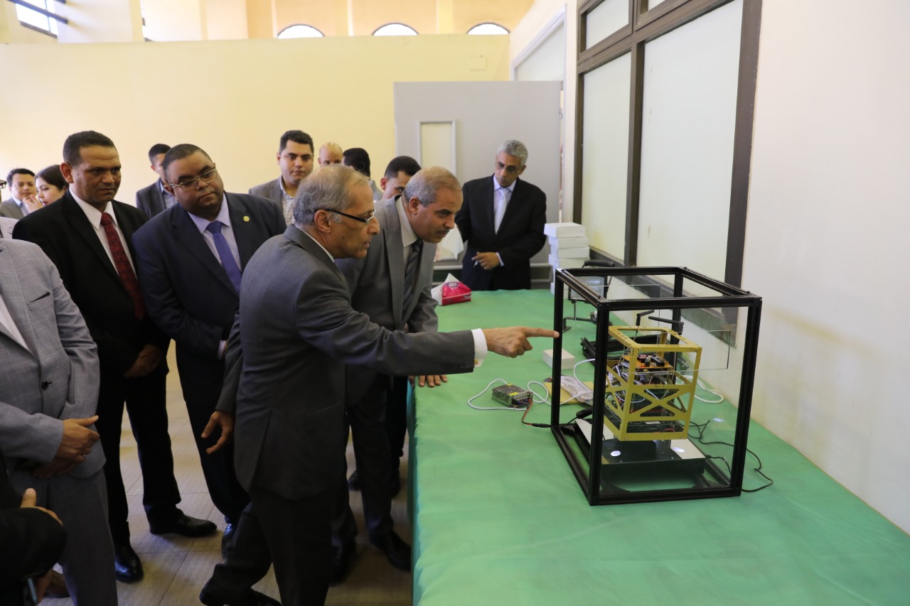 رئيسا جامعة الأزهر ووكالة الفضاء المصرية يفتتحان معمل الأقمار الصناعية بكلية العلوم