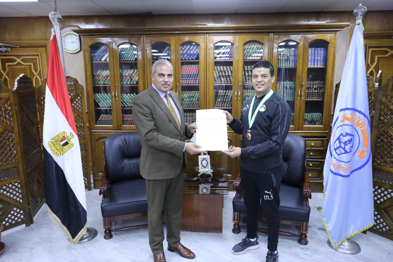 رئيس جامعة الأزهر يشيد بجهود ابن كلية التربية الرياضية لحصوله على وسام الجمهورية من الطبقة الأولى