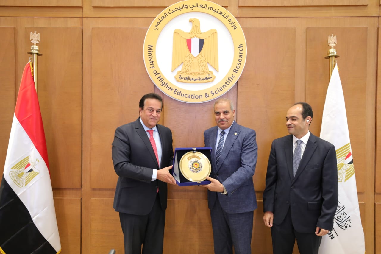 المجلس الأعلى للجامعات المصرية يكرم رئيس جامعة الأزهر خلال اجتماعه الشهري