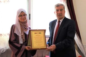 عميد المعاهد الأزهرية في فلسطين يُكرّم أوائل طلبة الثانوية الأزهرية 2022