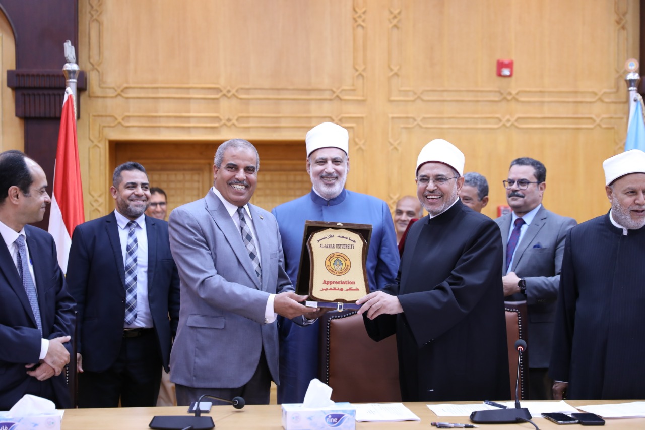 مجلس جامعة الأزهر يهنئ وزير التربية والتعليم ويكرم المحرصاوي