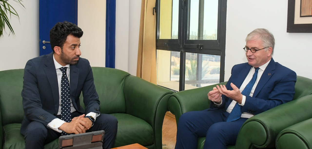 الدكتور دوني داربي، رئيس الجامعة الفرنسية في مصر مع إبراهيم الديب، مدير تحرير صدى البلد جامعات