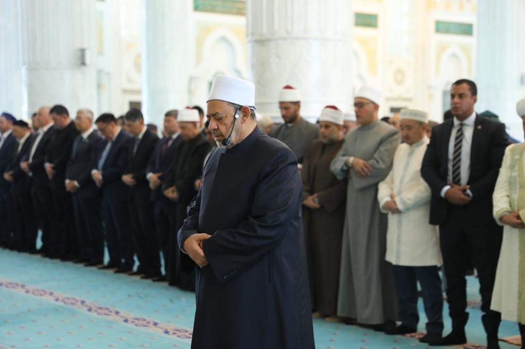 الإمام الأكبر يؤم الوفود الإسلامية المشاركة في مؤتمر زعماء الأديان بمسجد "حضرة السلطان"