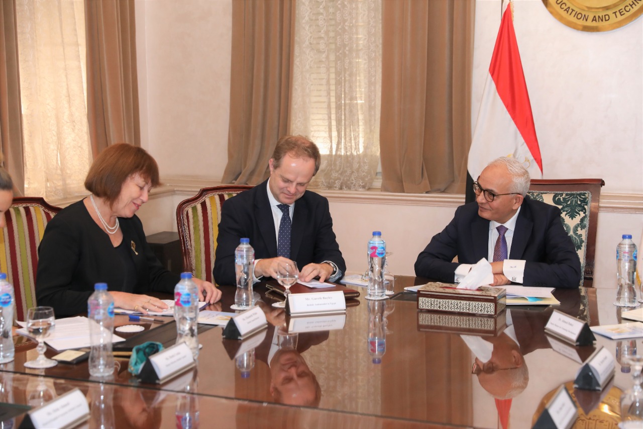 وزير التربية والتعليم يلتقي السفير البريطاني بالقاهرة لمناقشة التعاون المشترك