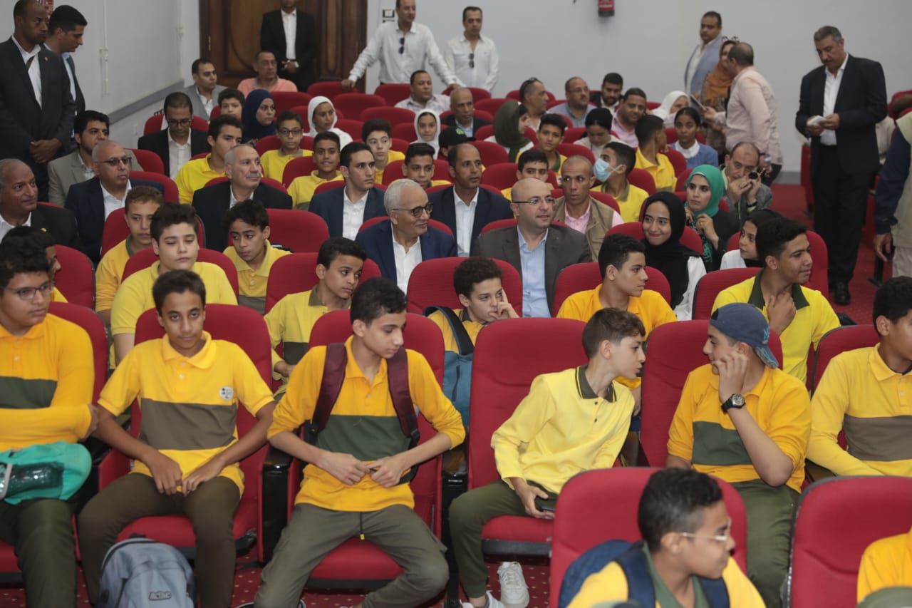 رضا حجازي يتابع تنفيذ مشاهدات القنوات التعليمية ويؤكد على ضرورة تحقيق نسبة الـ25% بالمدارس