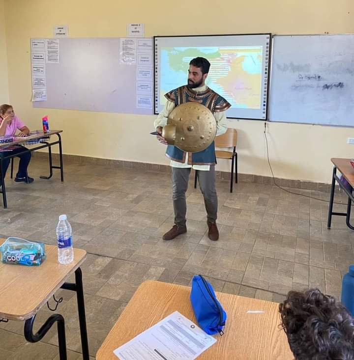 بعمل كده بقالي ٣ سنين.. معلم يرتدي زي الممالك لشرح صراعهم مع العثمانيين