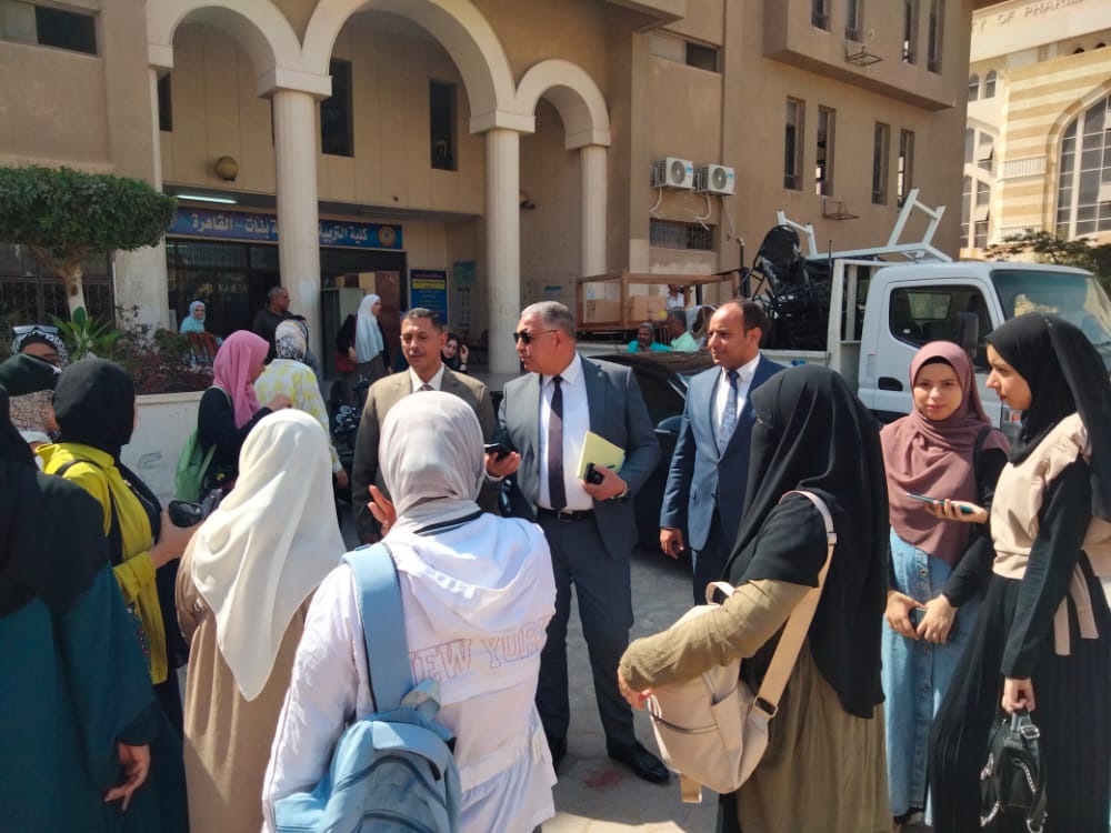 نائب رئيس جامعة الأزهر يتفقد كليات فرع البنات ويشيد باستقبالها للعام الدراسي