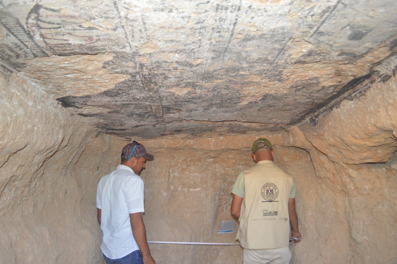 المجلس الأعلى للآثار : تنظيم برنامج تدريبي للتدريب على أعمال الحفائر يقود للكشف عن مقبرة من العصر البطلمي