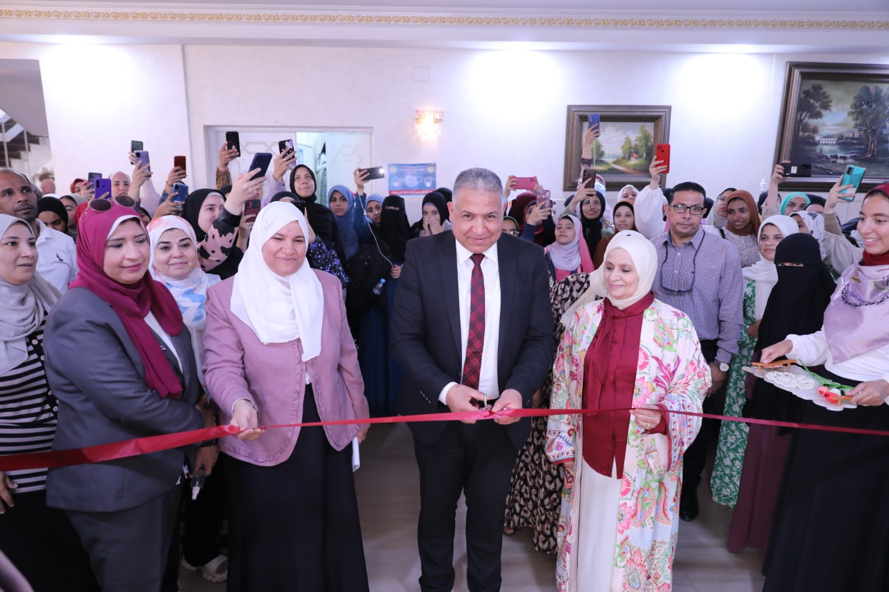نائب رئيس جامعة الأزهر يفتتح المعرض الفني للمشغولات اليدوية بكلية الدراسات الإسلامية