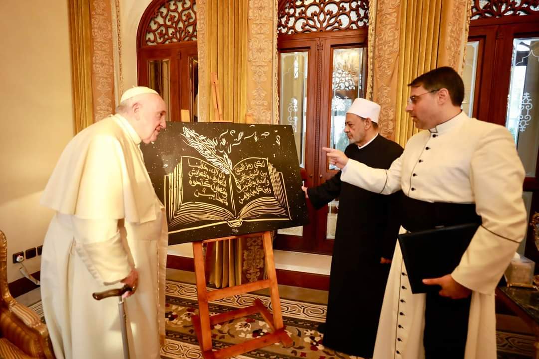 شيخ الأزهر يهدي البابا فرنسيس لوحة فنية لجزء من وثيقة الأخوة الإنسانية