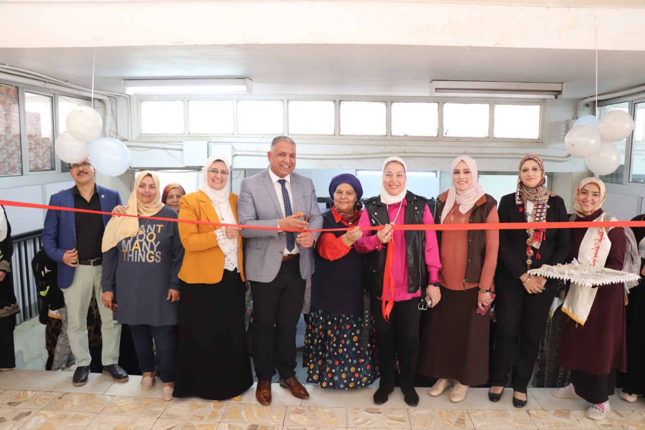 نائب رئيس جامعة الأزهر يفتتح معرضًا للملابس بالمجان بكلية طب البنات