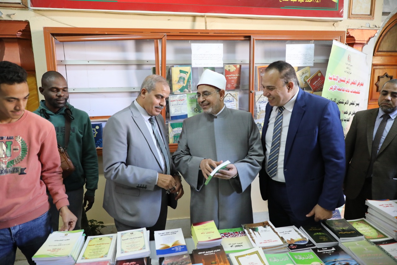 رئيس جامعة الأزهر يشهد افتتاح معرض الكتاب الخامس بكلية اللغة العربية بالقاهرة