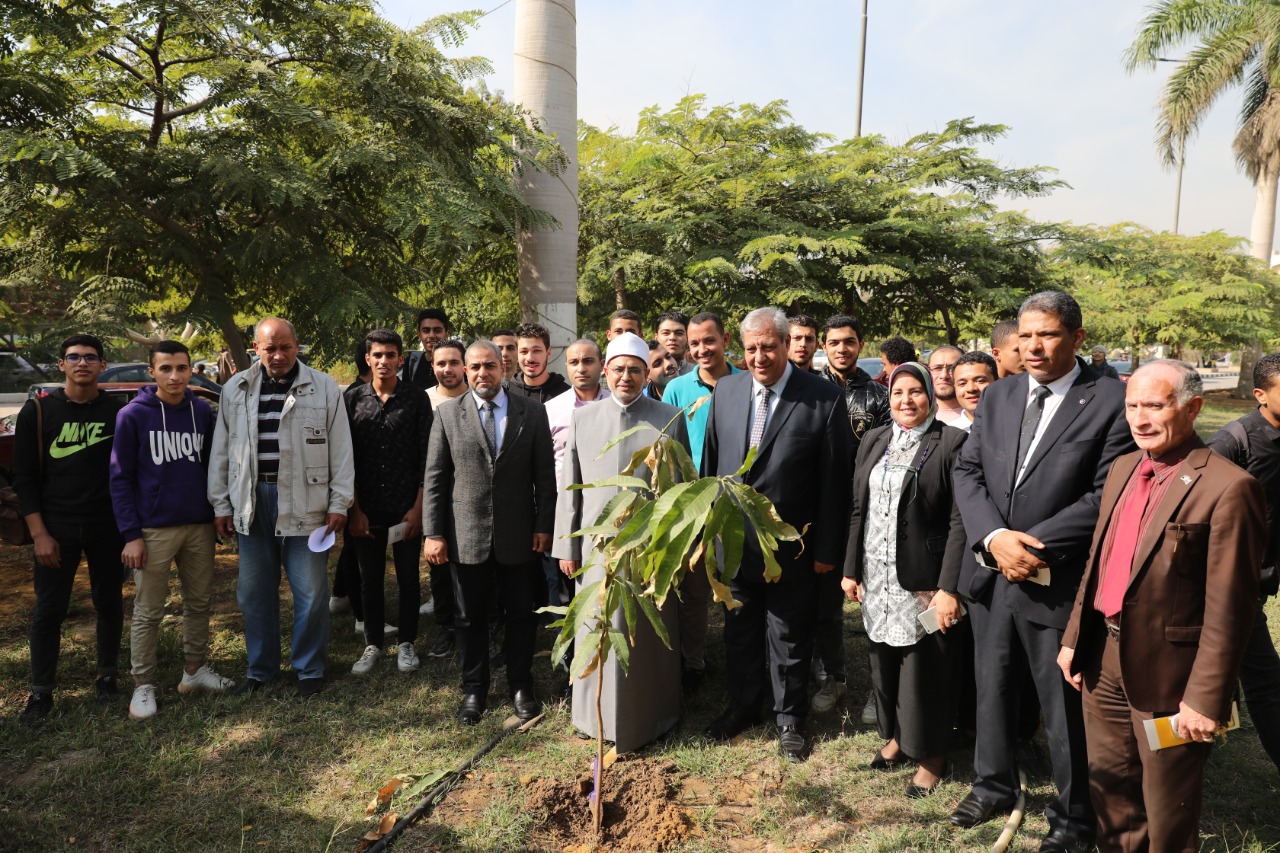 رئيس جامعة الأزهر يشارك في تفعيل مبادرة «ازرع شجرة مثمرة باسمك»