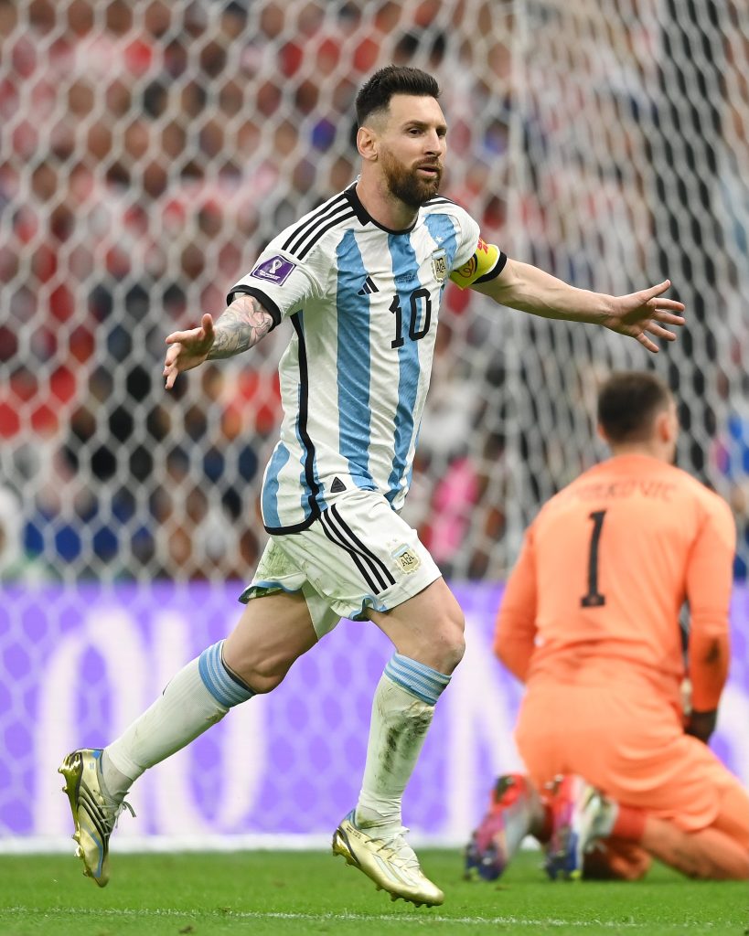 ميسي خلال احتفاله بإحدى مباريات الأرجنتين في كأس العالم 