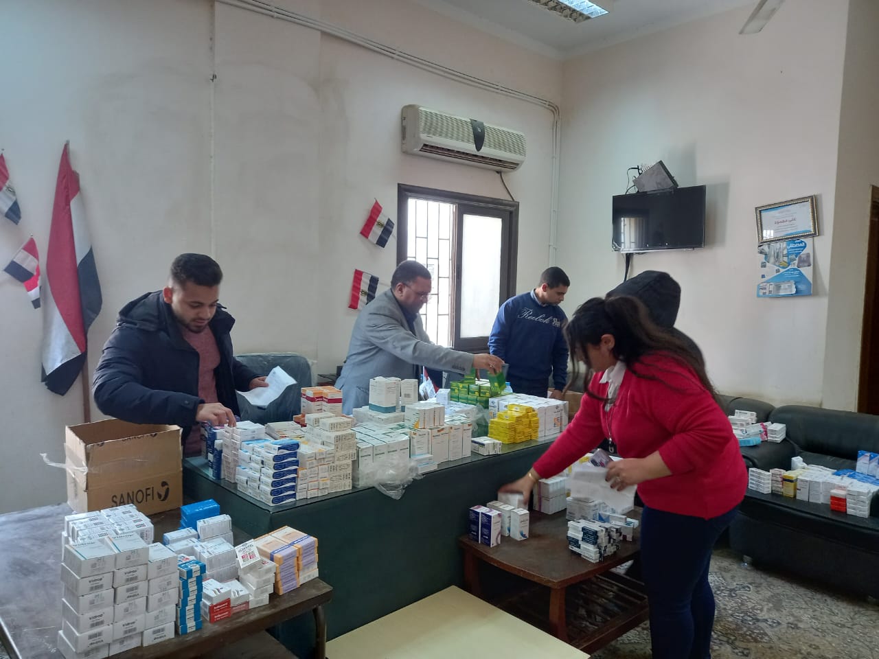 جامعة سوهاج: فحص وعلاج ١٩٤٦ مريض في القافلة الطبية بقرية الرياينة