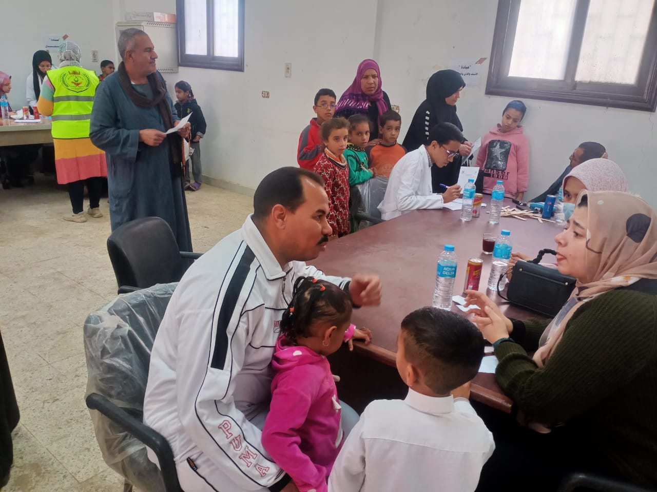 جامعة سوهاج: فحص وعلاج ١٩٤٦ مريض في القافلة الطبية بقرية الرياينة