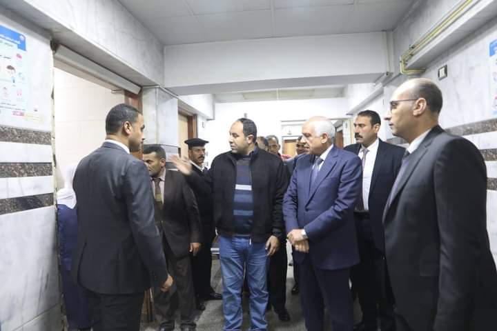 محافظ الجيزة يزور مصابي التدافع بمدرسة الشهيد أحمد جمال بالعمرانية بالمستشفيات