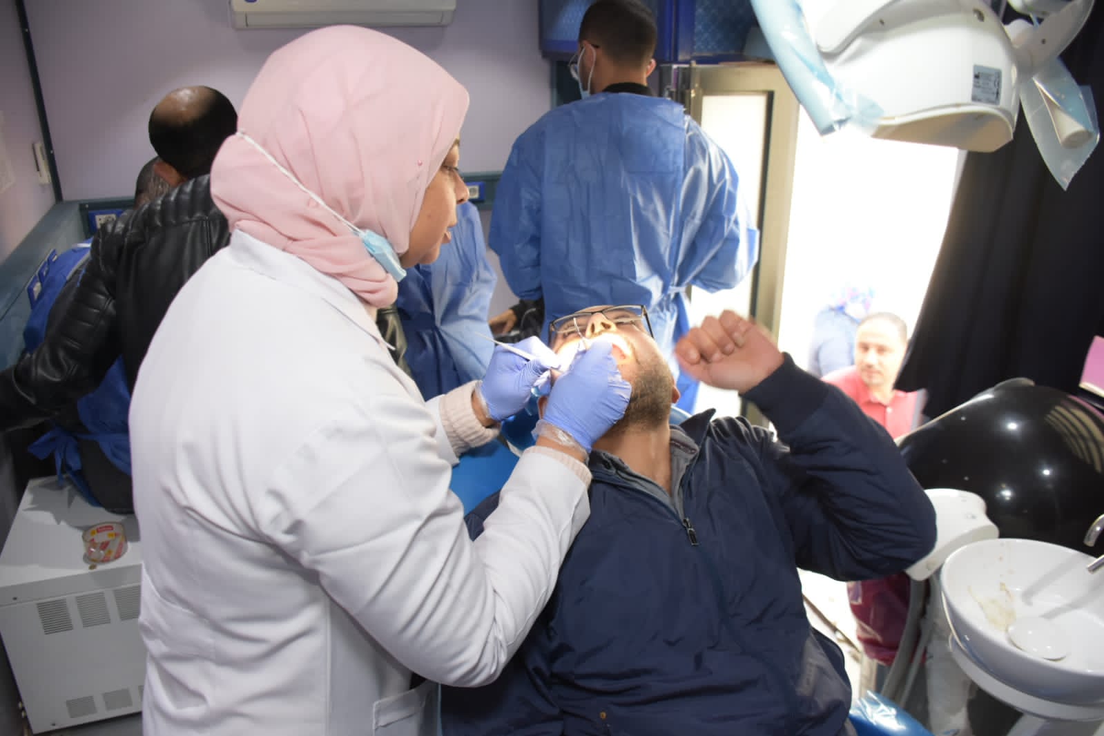 جامعة القاهرة: قافلة متخصصة في طب الأسنان للكشف وعلاج الأساتذة والعاملين