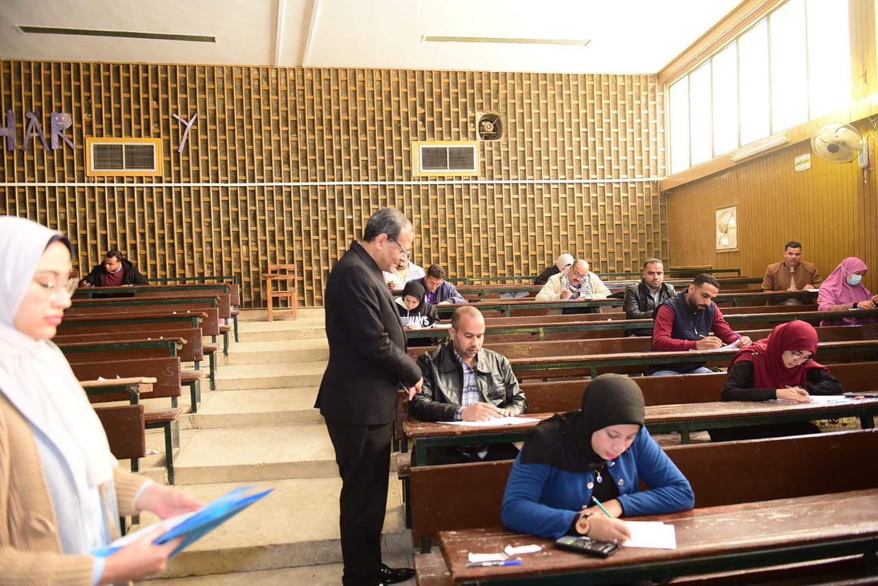 جامعة سوهاج: ١٧٣٦ طالب يؤدون امتحانات الفصل الدراسي الأول لبرامج التعليم المدمج