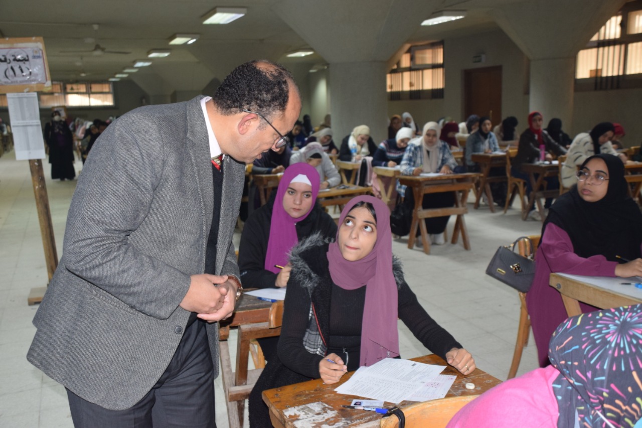 رئيس جامعة حلوان يوجه بإجراء التسهيلات اللازمة خلال امتحانات الفصل الدراسي الأول