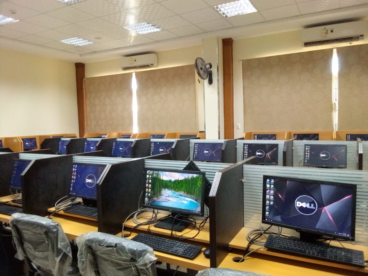 نائب رئيس جامعة أسوان: طلاب كلية التربية النوعية لأول مرة يؤدون الاختبارات الإلكترونية 