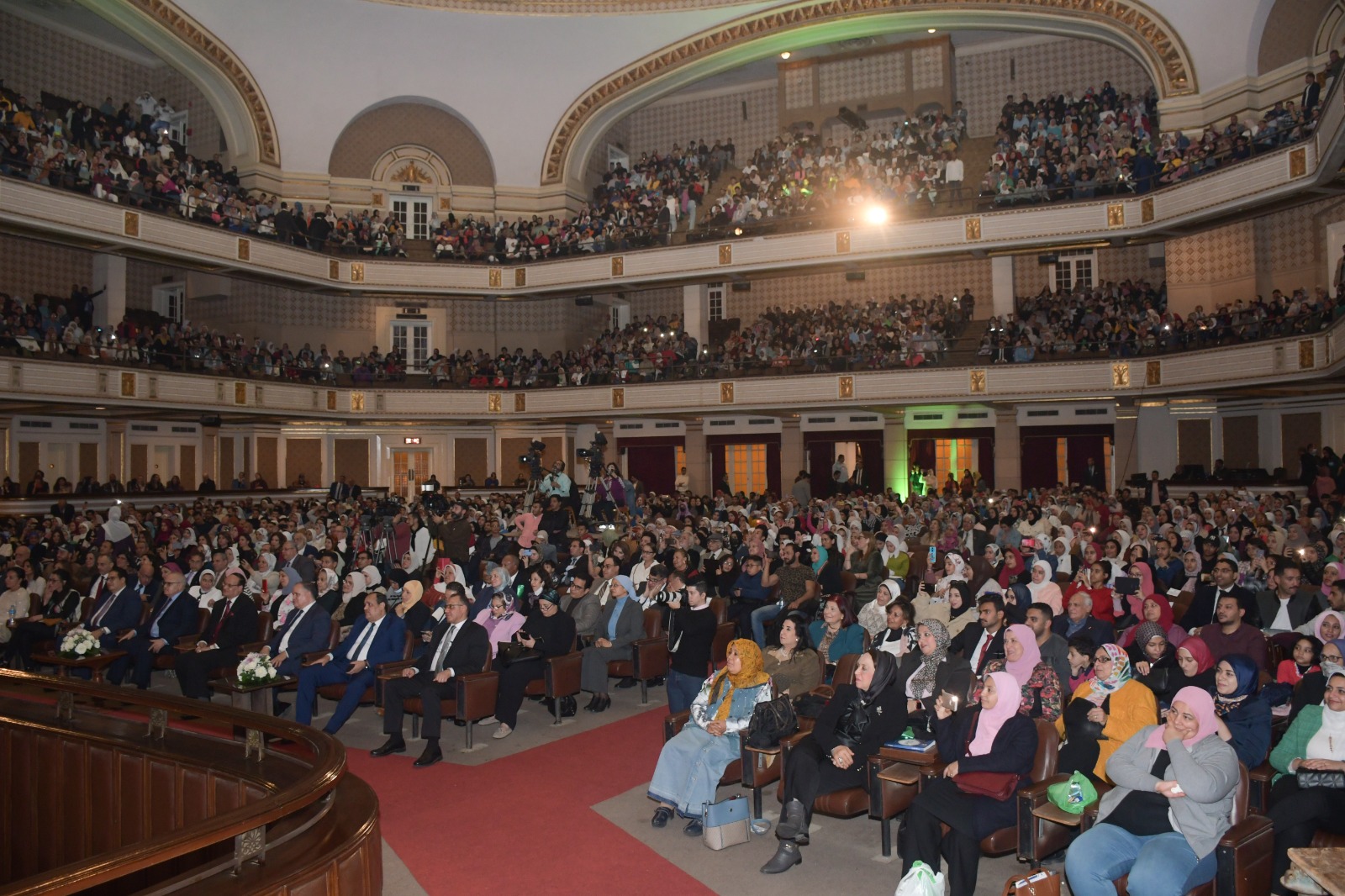 رئيس جامعة القاهرة يستعرض الإنجازات والأنشطة والفعاليات خلال الفصل الدراسي الأول