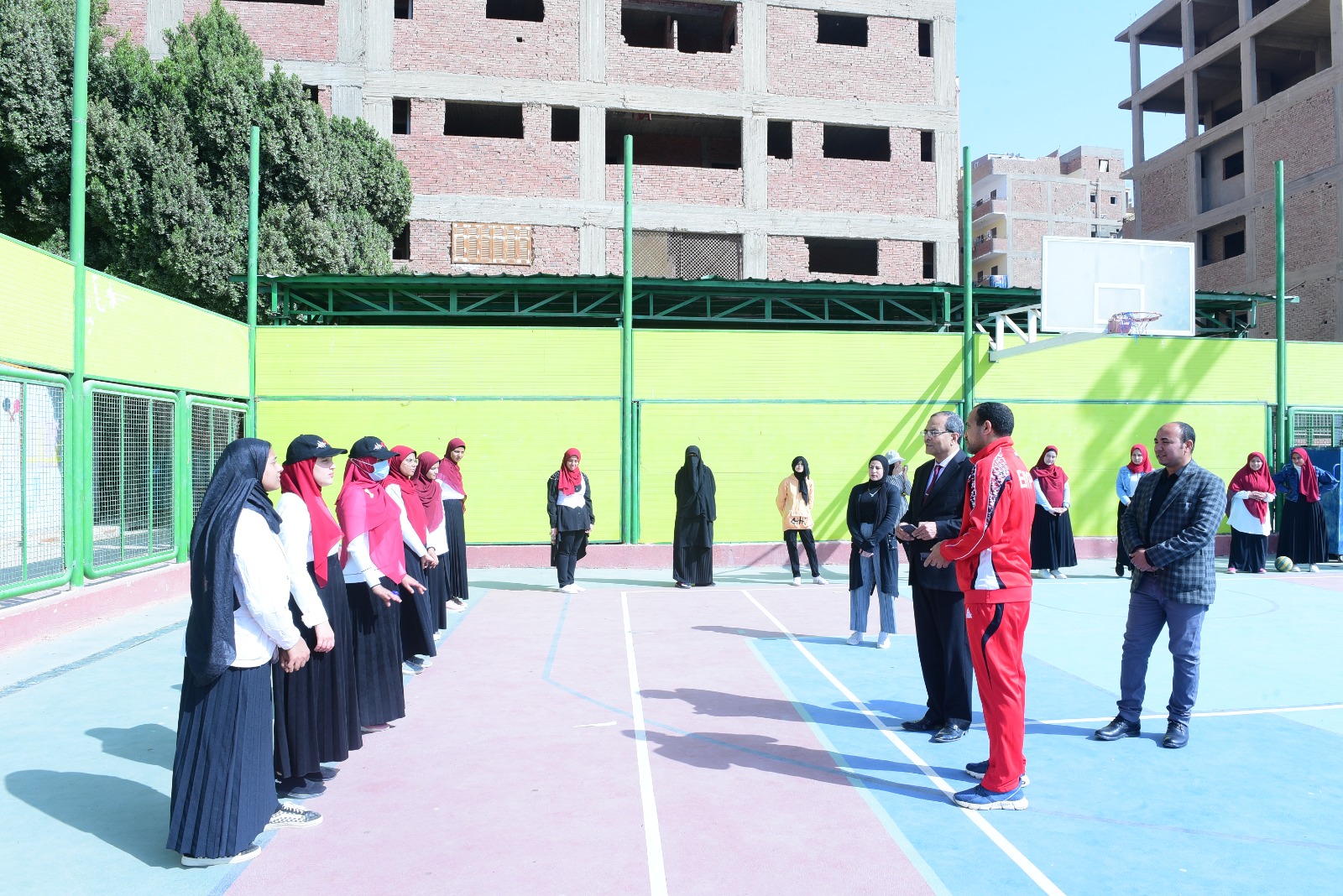 رئيس جامعة سوهاج يتفقد التدريبات العملية لمقرر اللياقة البدنية بالتربية الرياضية