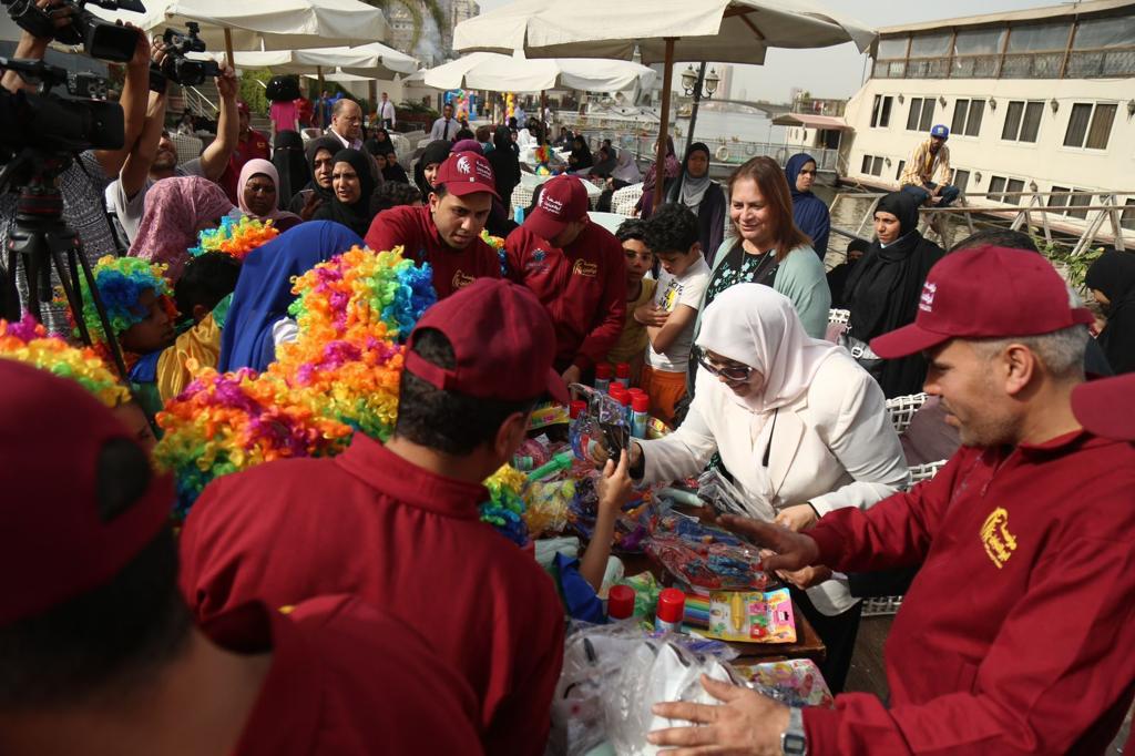 السيدة سمية ابو العينين تقدم الهدايا للأطفال فى يوم اليتيم 