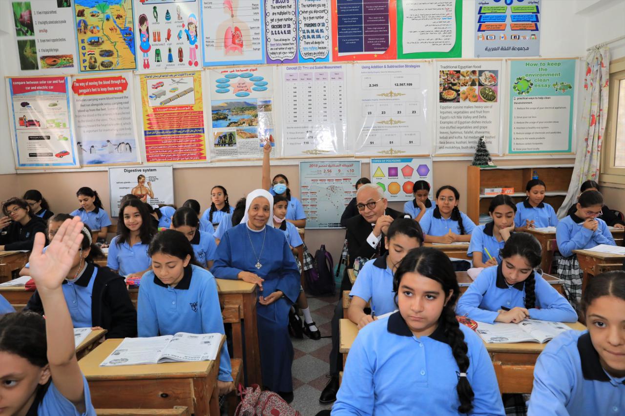 وزير التربية والتعليم يتفقد مدرسة القديس يوسف للغات ويجري حوار مع الطلاب